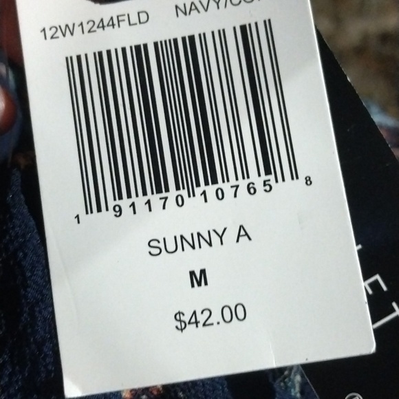 NEW Women's Floral Shorts One Piece Romper Size Medium Ditsy Flowers - Picture 9 of 9